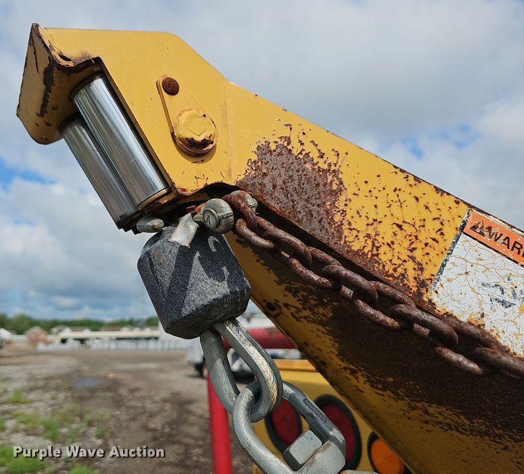 image for item EJ5361 2003 Vermeer BC1400 wood chipper