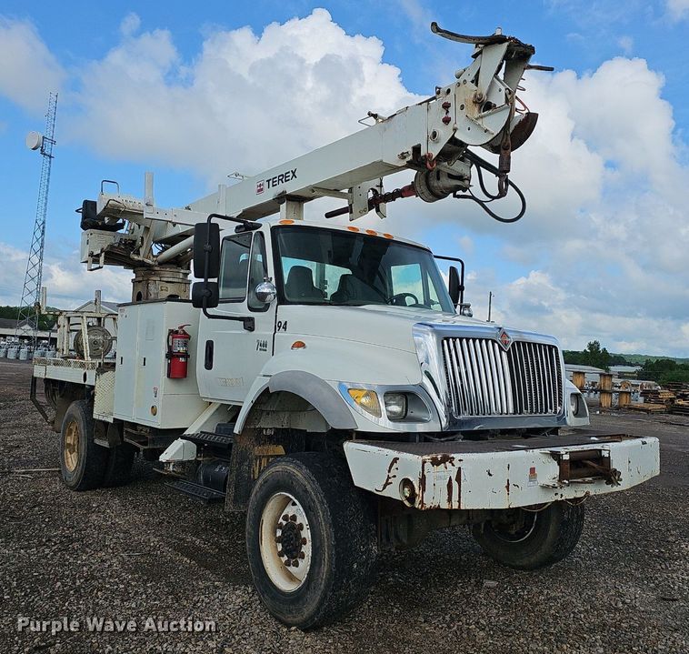image for item EJ5362 2007 International 7400 digger derrick truck