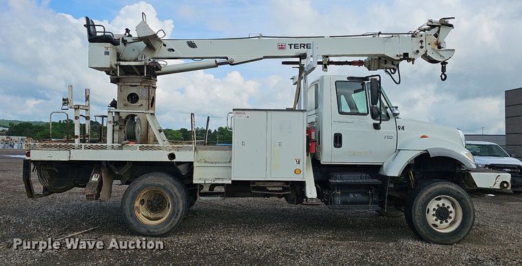 image for item EJ5362 2007 International 7400 digger derrick truck