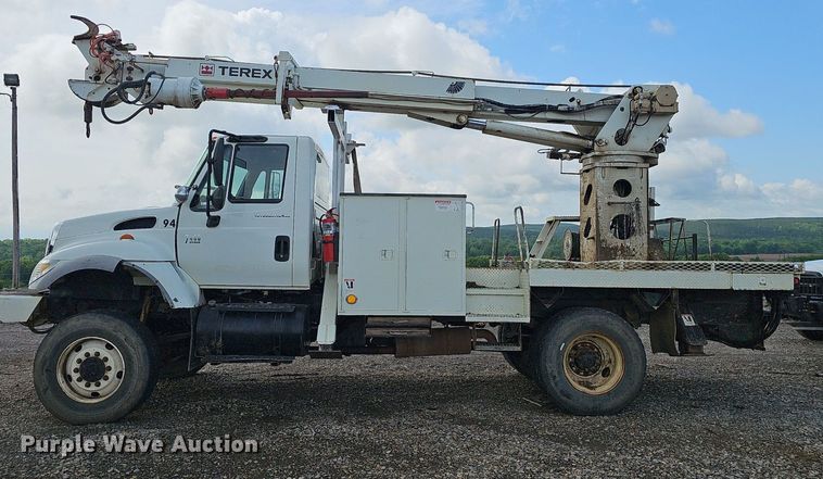 image for item EJ5362 2007 International 7400 digger derrick truck