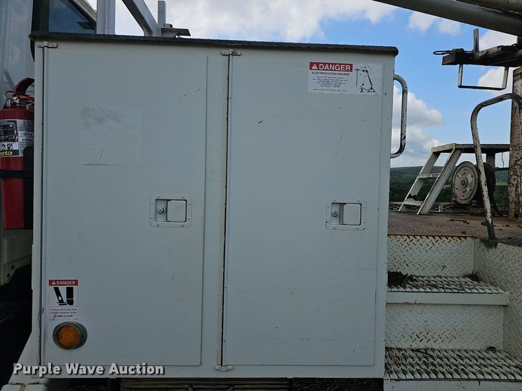 image for item EJ5362 2007 International 7400 digger derrick truck