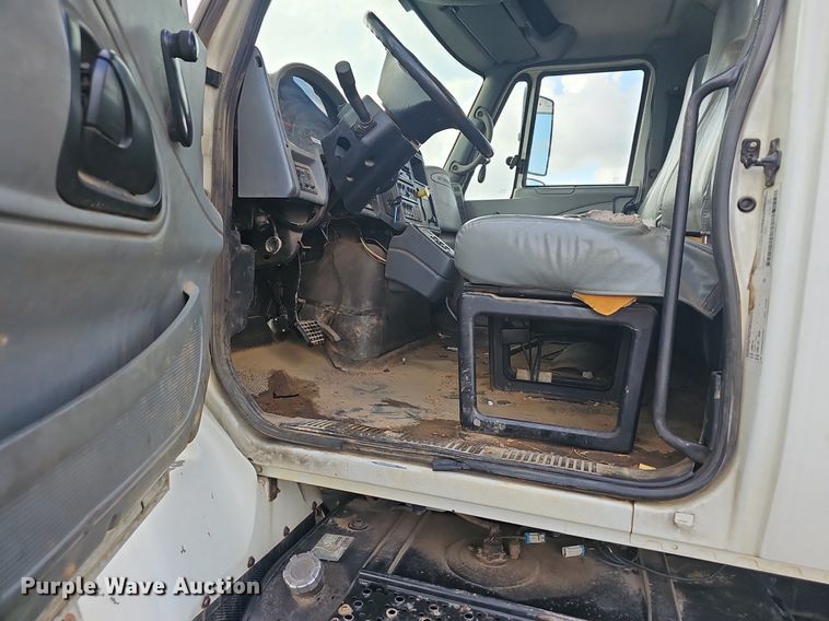 image for item EJ5362 2007 International 7400 digger derrick truck