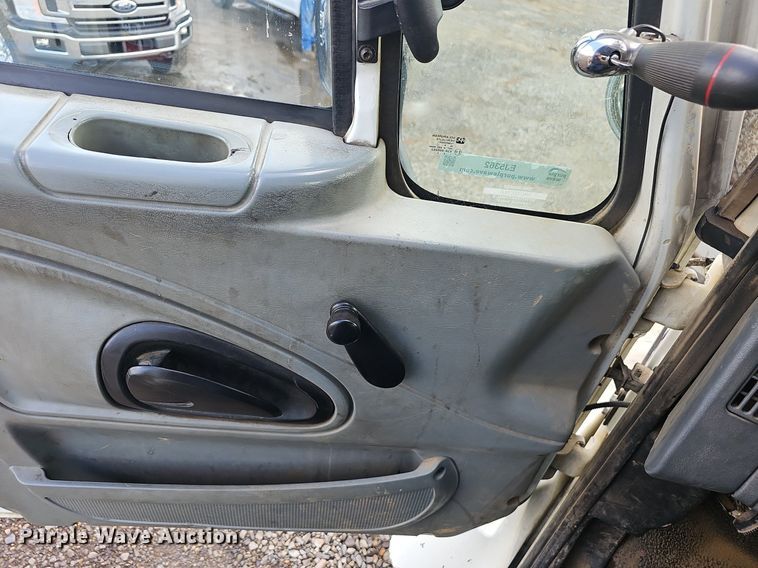 image for item EJ5362 2007 International 7400 digger derrick truck