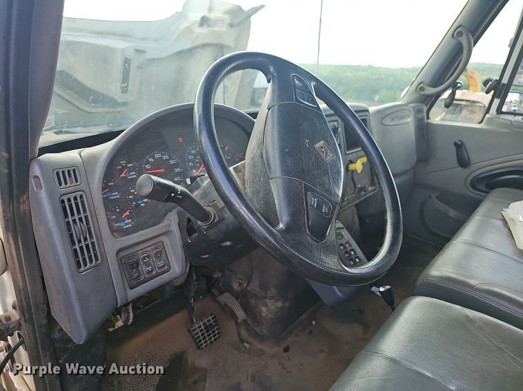 image for item EJ5362 2007 International 7400 digger derrick truck