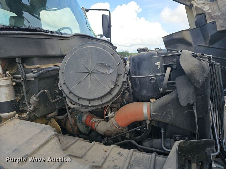 image for item EJ5362 2007 International 7400 digger derrick truck