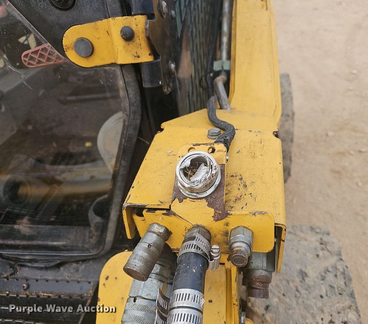 image for item EJ6332 2011 Caterpillar  272C skid steer loader