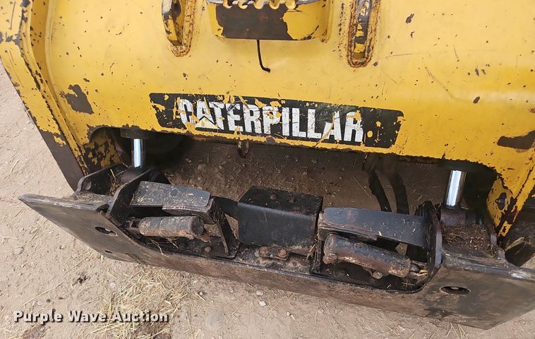 image for item EJ6332 2011 Caterpillar  272C skid steer loader