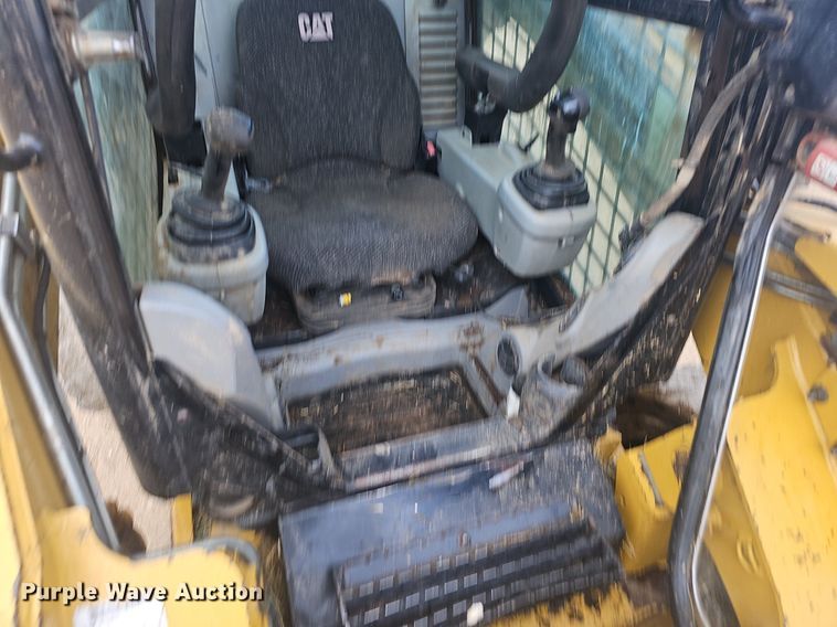 image for item EJ6332 2011 Caterpillar  272C skid steer loader