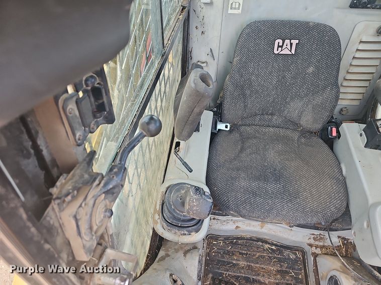 image for item EJ6332 2011 Caterpillar  272C skid steer loader