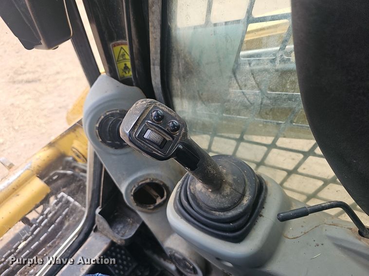 image for item EJ6332 2011 Caterpillar  272C skid steer loader