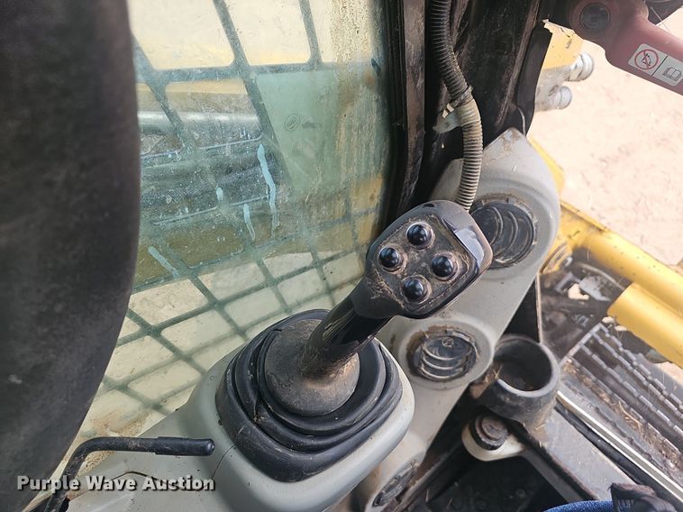 image for item EJ6332 2011 Caterpillar  272C skid steer loader