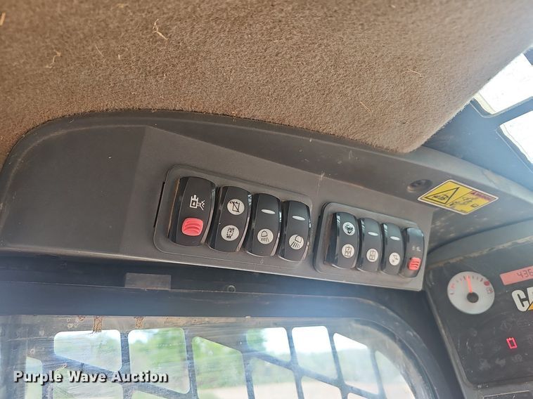 image for item EJ6332 2011 Caterpillar  272C skid steer loader