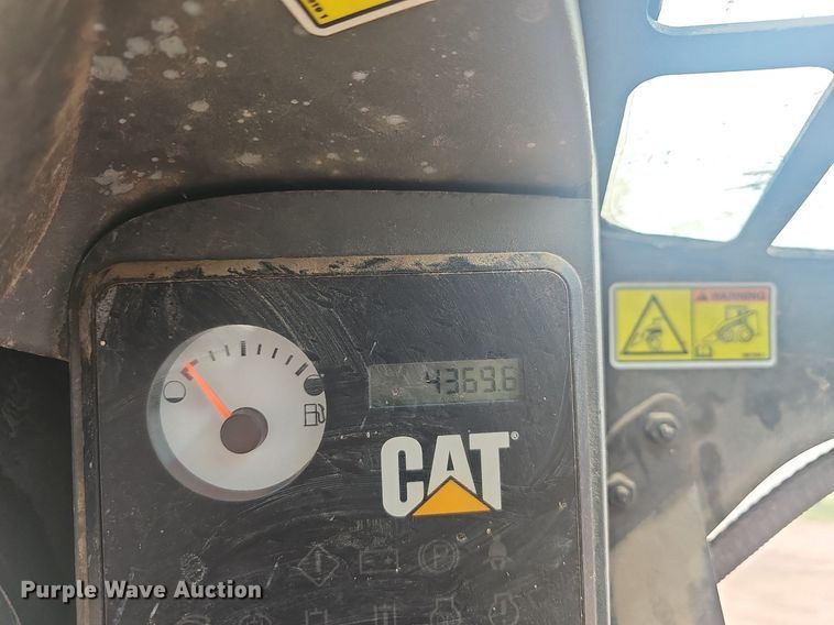 image for item EJ6332 2011 Caterpillar  272C skid steer loader