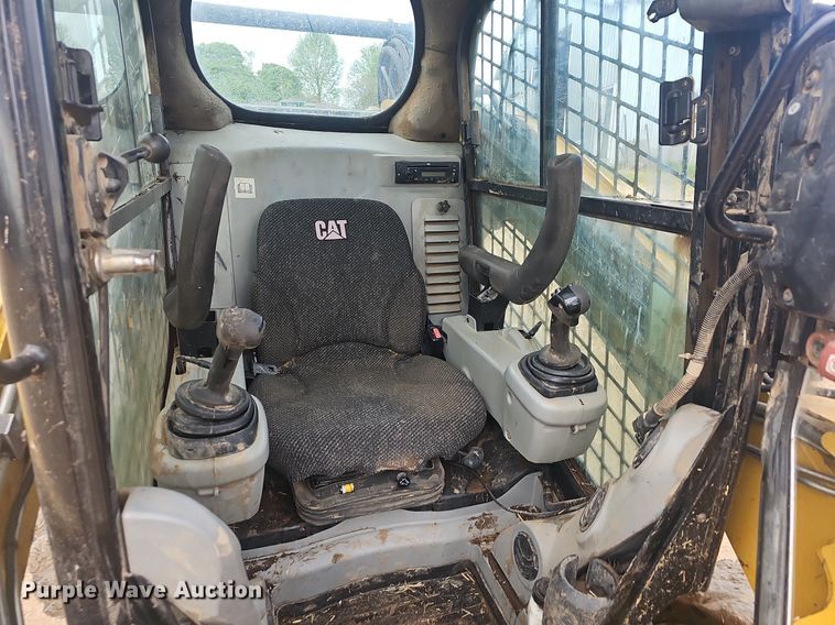 image for item EJ6332 2011 Caterpillar  272C skid steer loader