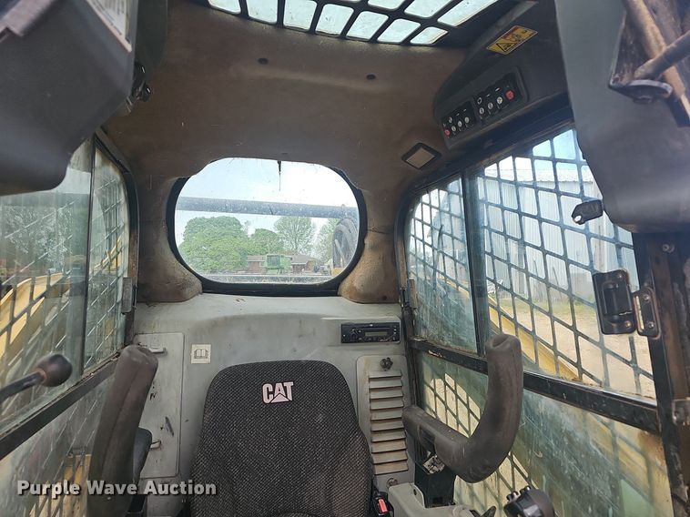 image for item EJ6332 2011 Caterpillar  272C skid steer loader