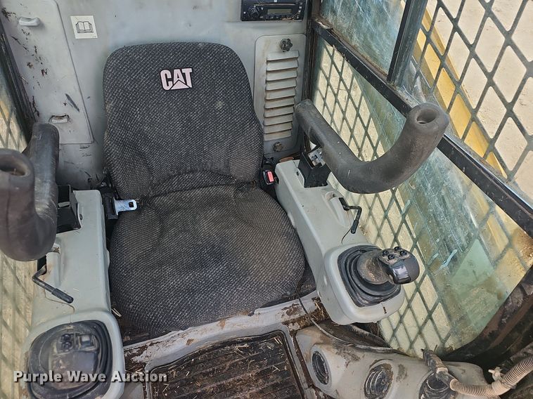 image for item EJ6332 2011 Caterpillar  272C skid steer loader