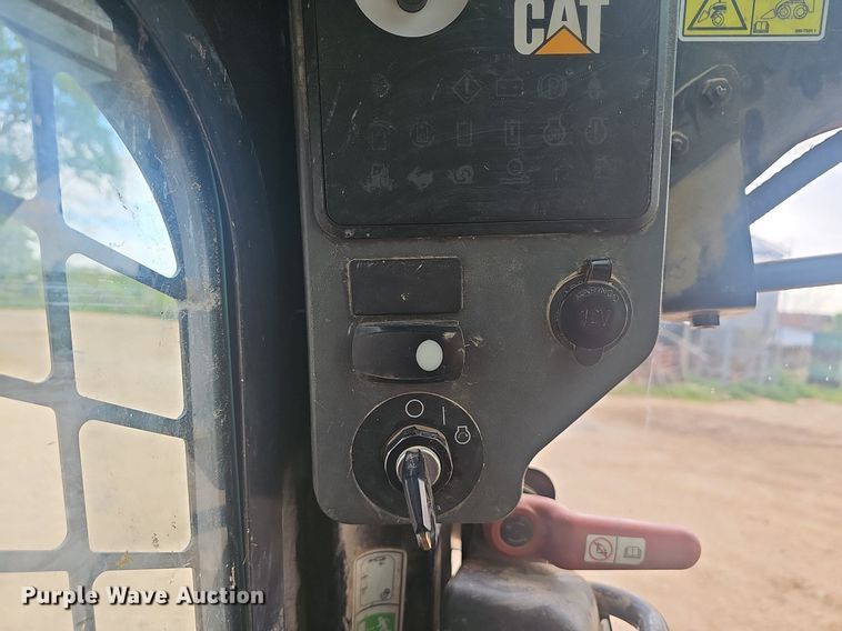 image for item EJ6332 2011 Caterpillar  272C skid steer loader