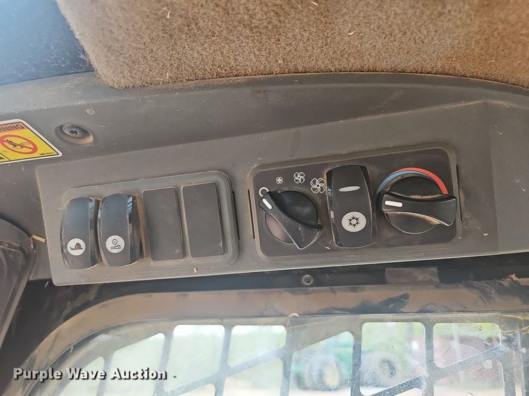 image for item EJ6332 2011 Caterpillar  272C skid steer loader