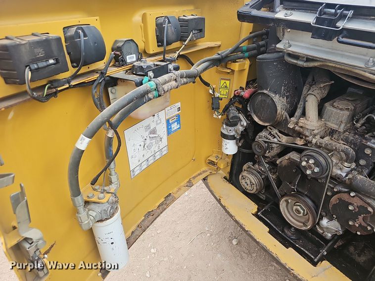 image for item EJ6332 2011 Caterpillar  272C skid steer loader