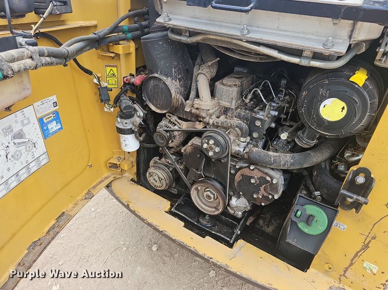 image for item EJ6332 2011 Caterpillar  272C skid steer loader