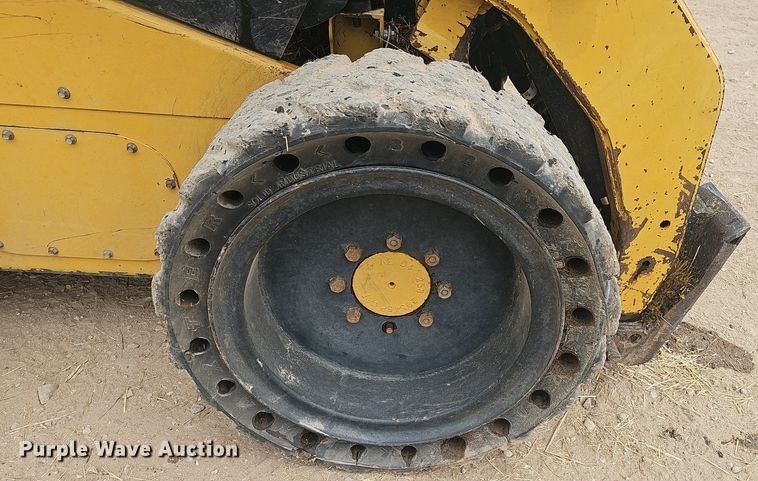 image for item EJ6332 2011 Caterpillar  272C skid steer loader