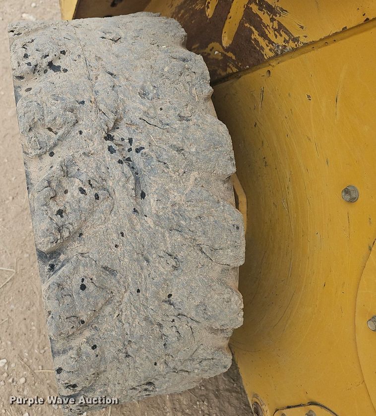 image for item EJ6332 2011 Caterpillar  272C skid steer loader