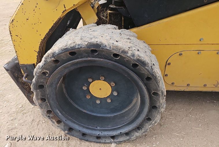 image for item EJ6332 2011 Caterpillar  272C skid steer loader