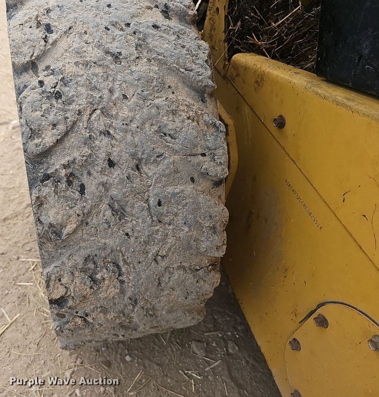 image for item EJ6332 2011 Caterpillar  272C skid steer loader