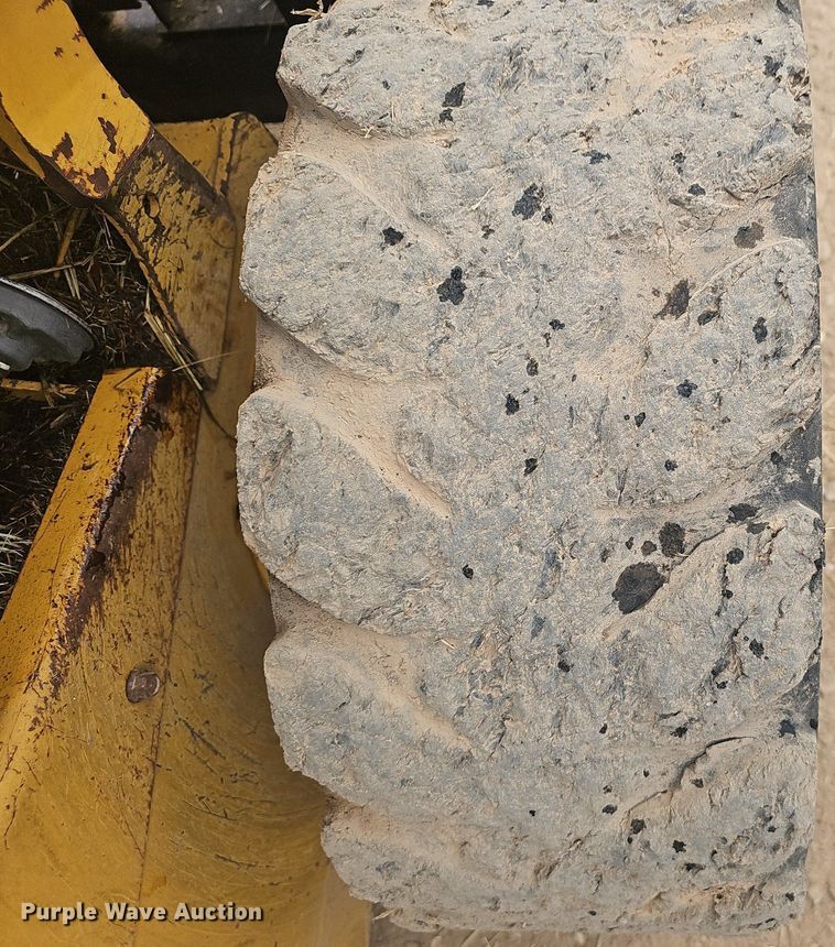 image for item EJ6332 2011 Caterpillar  272C skid steer loader