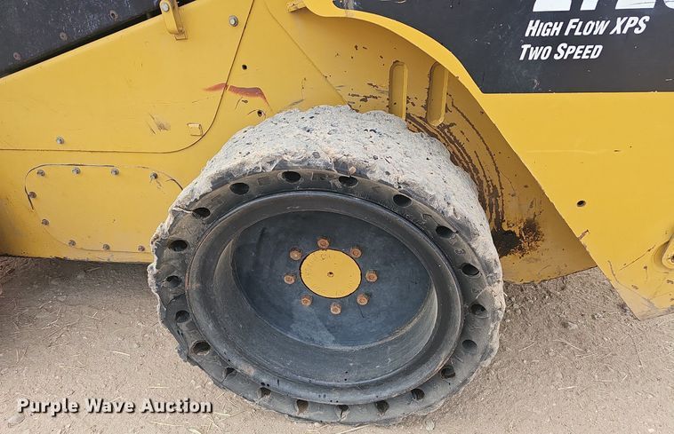 image for item EJ6332 2011 Caterpillar  272C skid steer loader