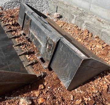 image for item EJ6332 2011 Caterpillar  272C skid steer loader