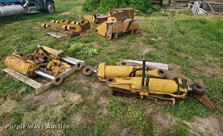 image for item EJ6335 Caterpillar D8/D9 ripper