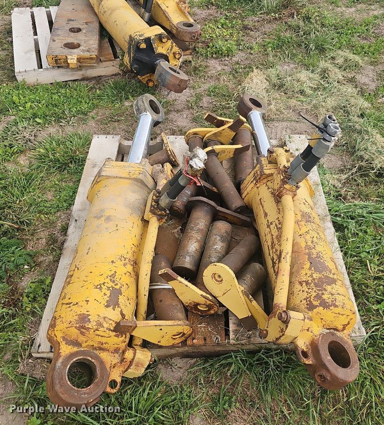 image for item EJ6335 Caterpillar D8/D9 ripper