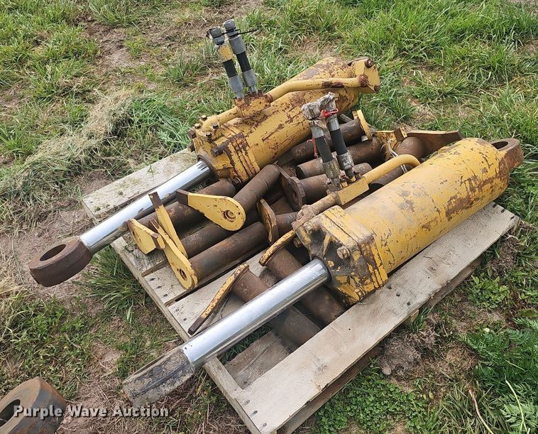 image for item EJ6335 Caterpillar D8/D9 ripper