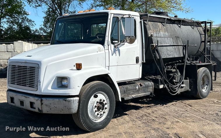 image for item EK4522 2002 Freightliner  FL70 asphalt sealcoating truck