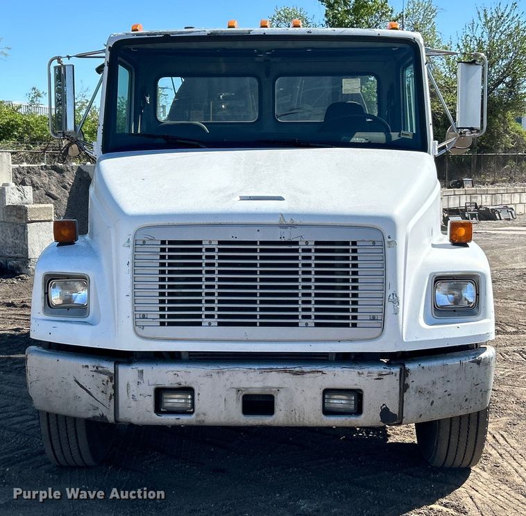 image for item EK4522 2002 Freightliner  FL70 asphalt sealcoating truck