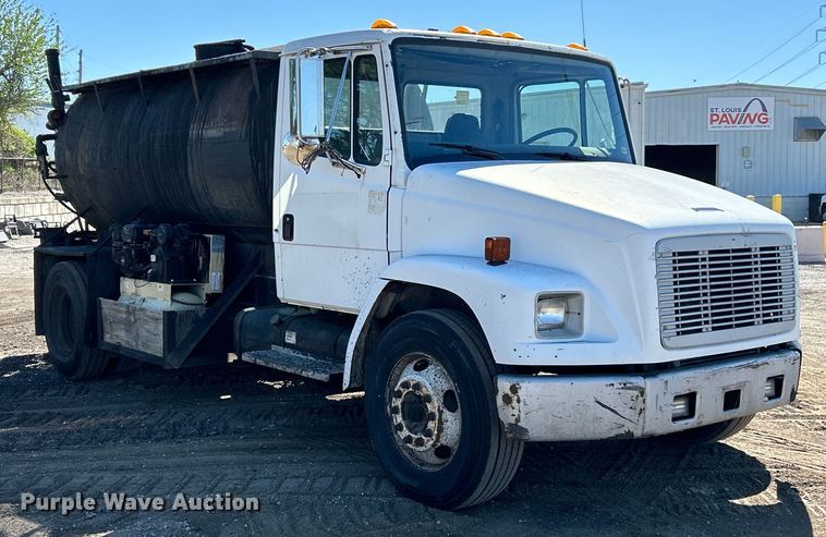 image for item EK4522 2002 Freightliner  FL70 asphalt sealcoating truck