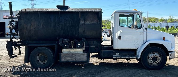 image for item EK4522 2002 Freightliner  FL70 asphalt sealcoating truck