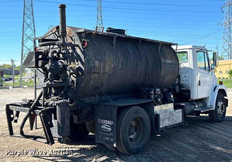 image for item EK4522 2002 Freightliner  FL70 asphalt sealcoating truck