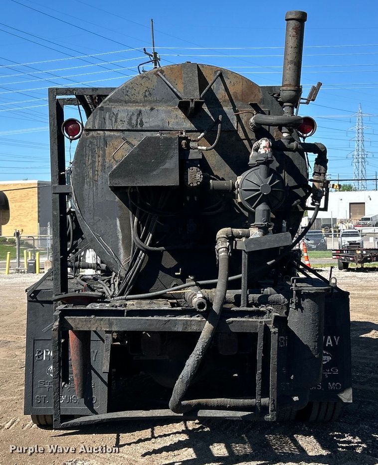 image for item EK4522 2002 Freightliner  FL70 asphalt sealcoating truck