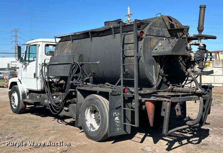 image for item EK4522 2002 Freightliner  FL70 asphalt sealcoating truck