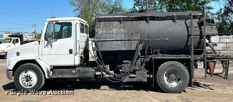 image for item EK4522 2002 Freightliner  FL70 asphalt sealcoating truck