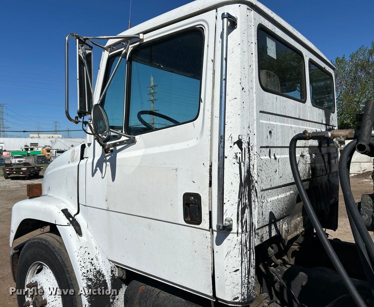 image for item EK4522 2002 Freightliner  FL70 asphalt sealcoating truck