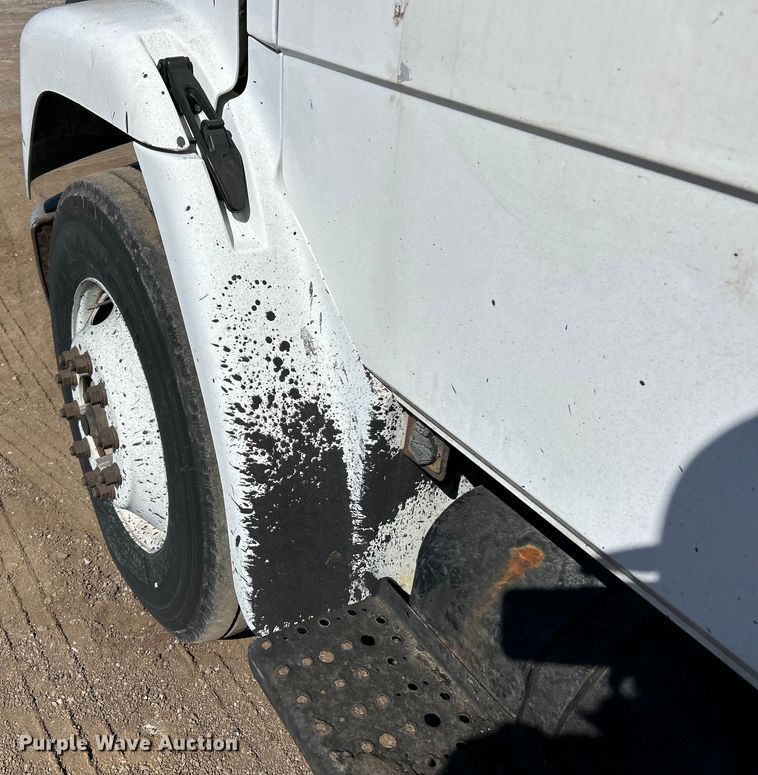 image for item EK4522 2002 Freightliner  FL70 asphalt sealcoating truck