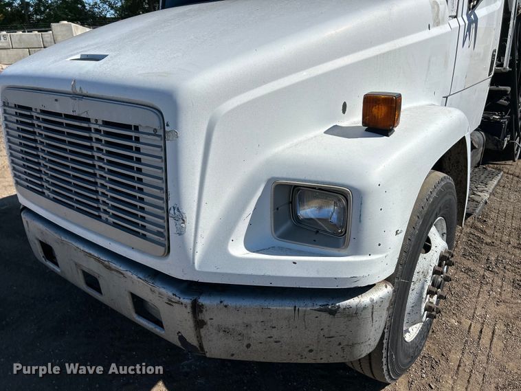 image for item EK4522 2002 Freightliner  FL70 asphalt sealcoating truck