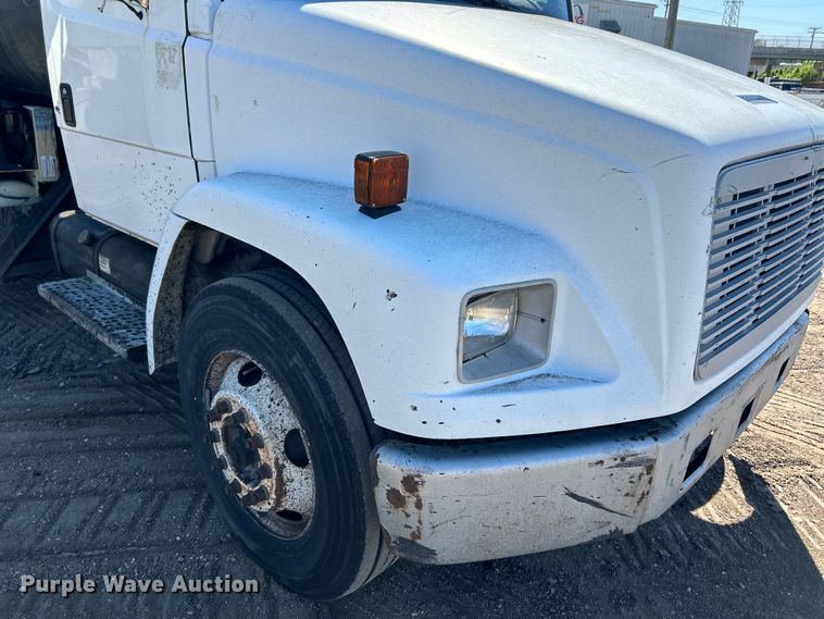 image for item EK4522 2002 Freightliner  FL70 asphalt sealcoating truck