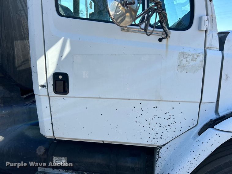 image for item EK4522 2002 Freightliner  FL70 asphalt sealcoating truck