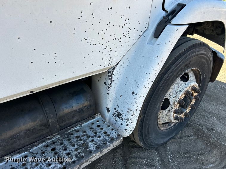 image for item EK4522 2002 Freightliner  FL70 asphalt sealcoating truck