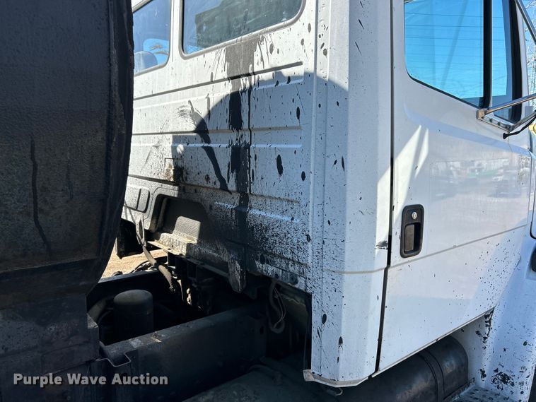 image for item EK4522 2002 Freightliner  FL70 asphalt sealcoating truck