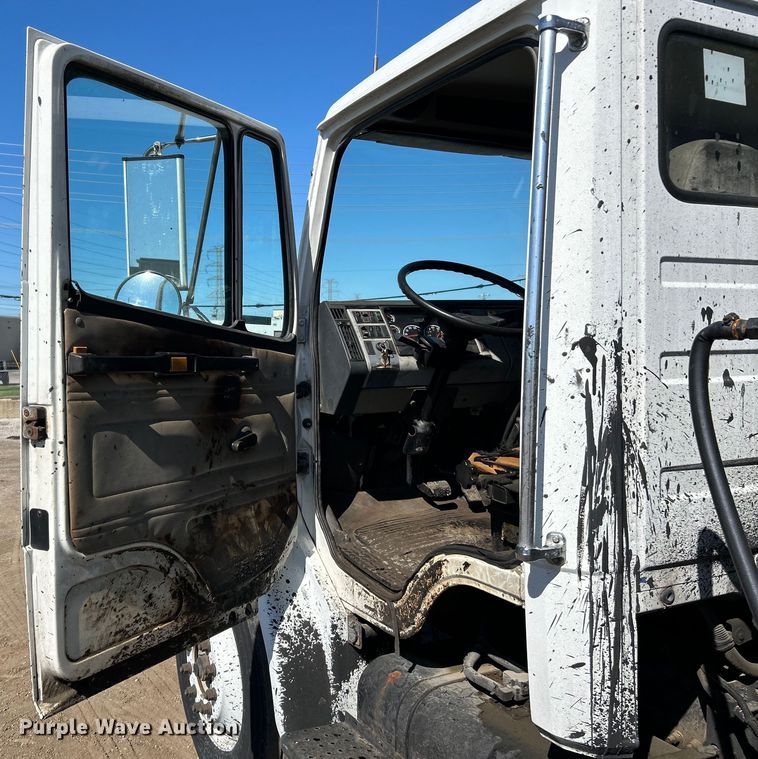 image for item EK4522 2002 Freightliner  FL70 asphalt sealcoating truck